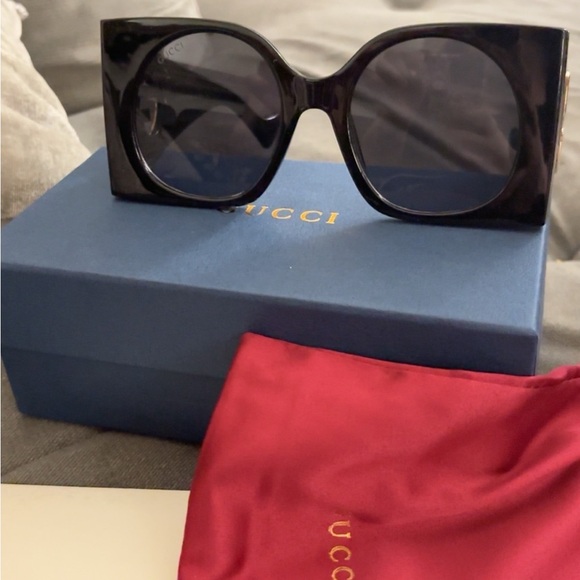 ❌SOLD❌Authentic Gucci Black Women's Sunglasses - Picture 2 of 9